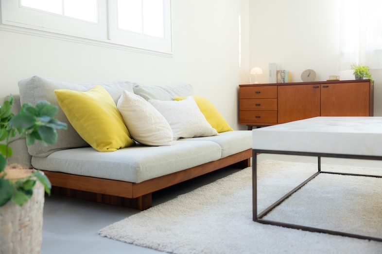 スタジオマド小岩｜【2F】グレーとブラウンでまとめた中にイエローの差し色が印象的なリビング