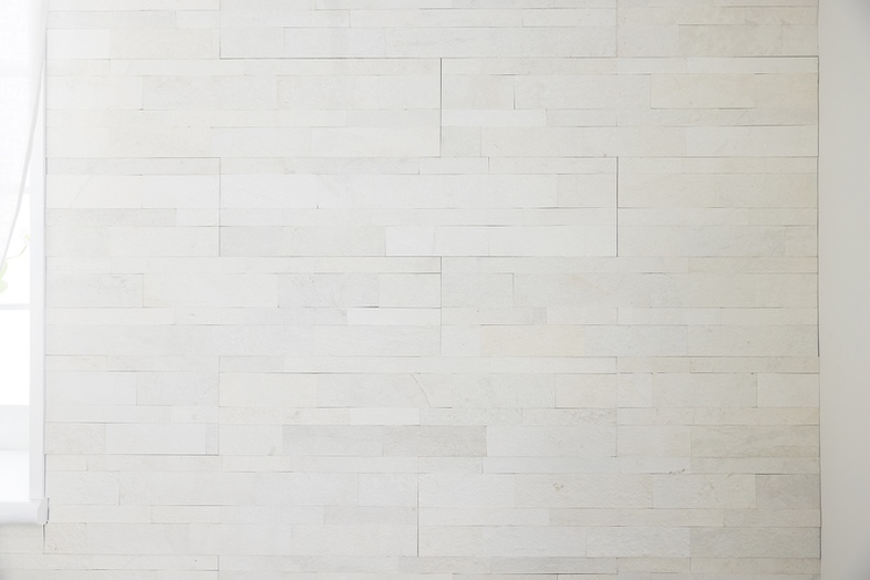 スタジオマド小岩｜【2F】石タイル風の壁