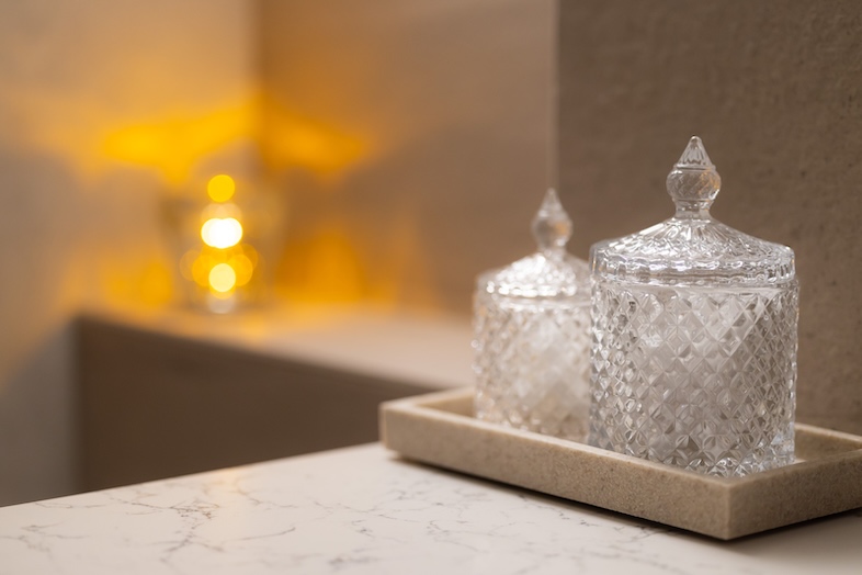 スタジオマド小岩｜【1F】照明の色温度と小物の素材感の掛け合わせたスタイリングカットは、ギフト・雑貨・ライフスタイル系商品の撮影に