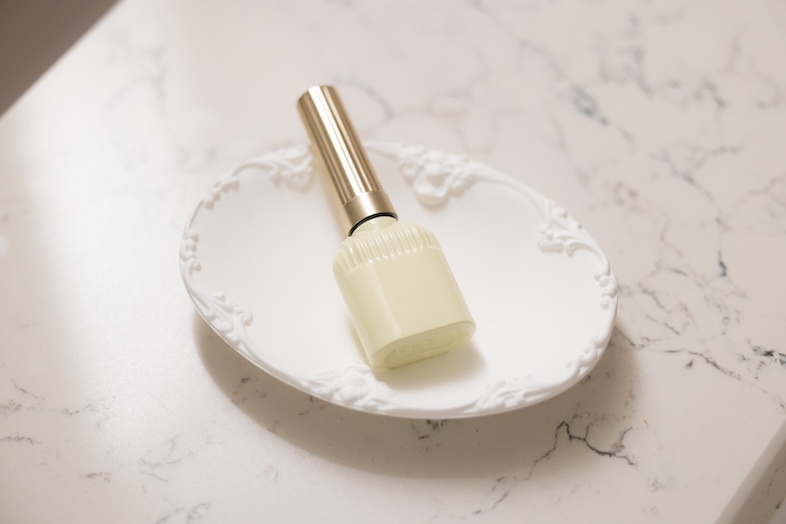 スタジオマド小岩｜【1F】大理石調の白い背景と自然光が清潔感を演出｜コスメスタイリングカット・美容・スキンケア商品のECカットに