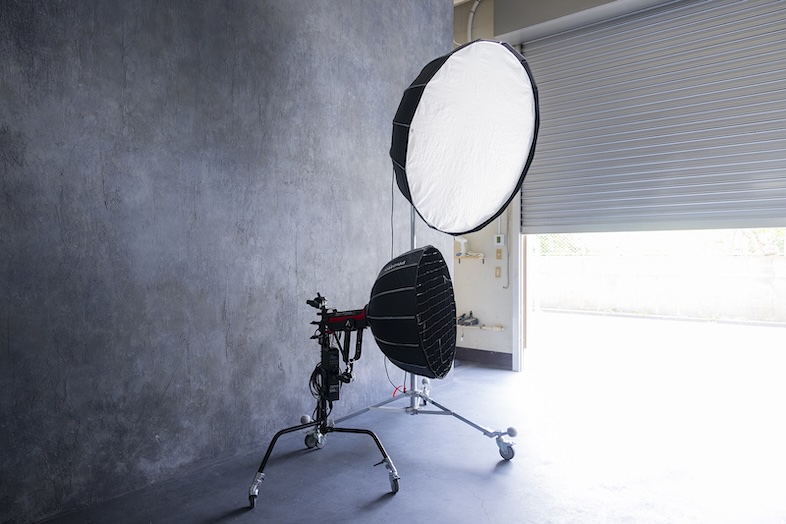 スタジオマド小岩｜【1F】完全遮光でのライティングと自然光撮影の両方OK機材無料