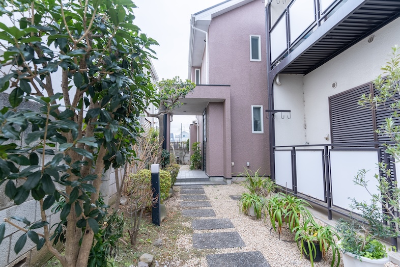 【外観】アパート奥のピンクの建物