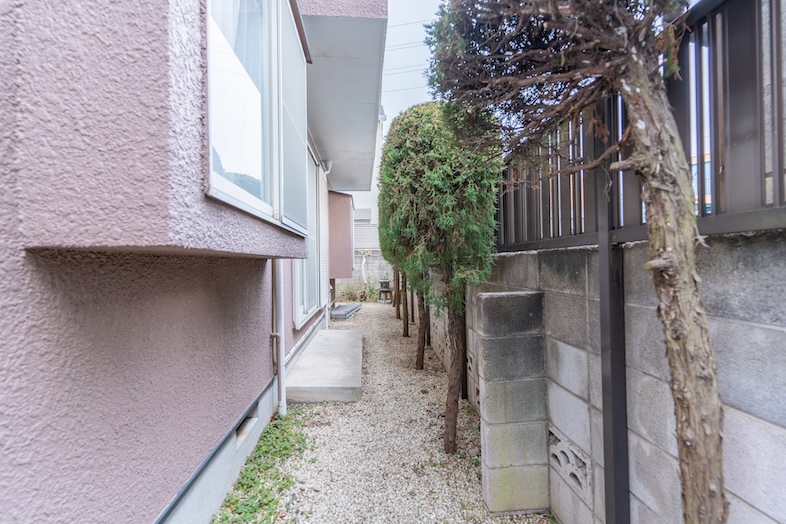 【外観】柵や植樹で囲まれたハウススタジオ