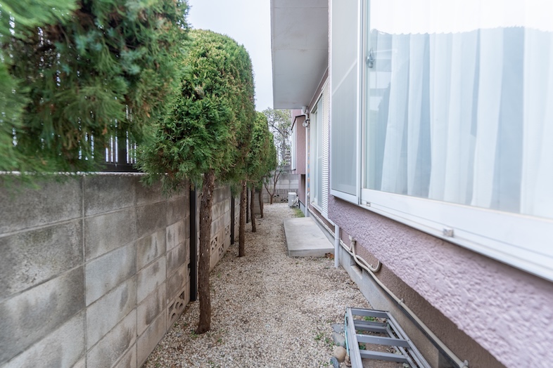 【外観】建物を囲う様に外周空間があるため、撮影や照明もしやすい