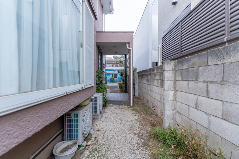 【外観】柵や植樹で囲まれたハウススタジオ