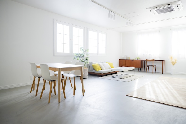 スタジオマド小岩｜【2F】引きじりが確保できる広さのためダイニングからリビングへ移動するシーンも楽々