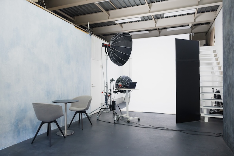 スタジオマド小岩｜【1F】天井に背景紙設置システムあり。白ペーパー無料