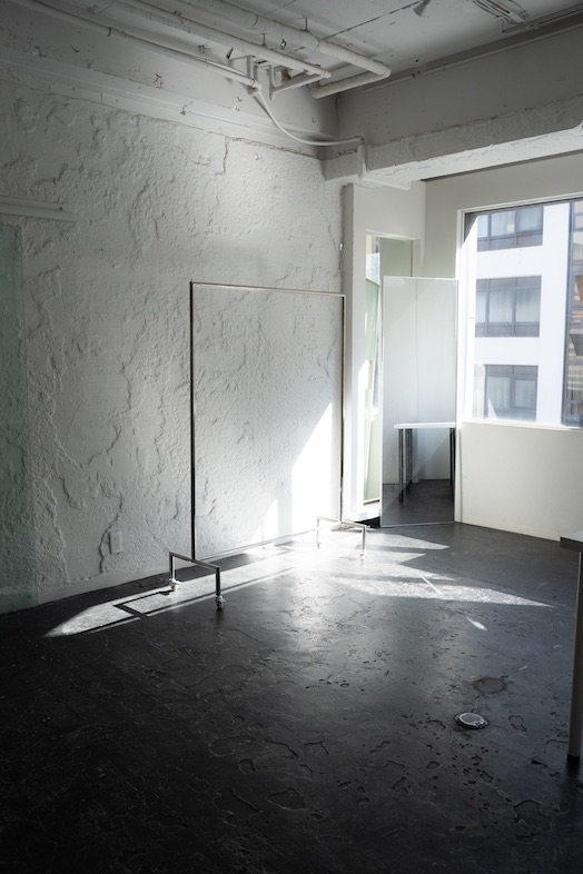 神南CLspace/QFgallery｜【3F / QFgallery】2月10時頃の日の入り方です。各部屋にステンレスハンガーラックを追加