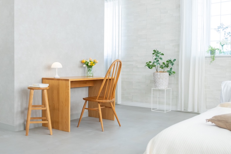 スタジオマド小岩｜【2F】一日中安定した採光が得られる三面採光の空間で、カフェ風コンテンツやライフスタイル誌的カットが撮れる