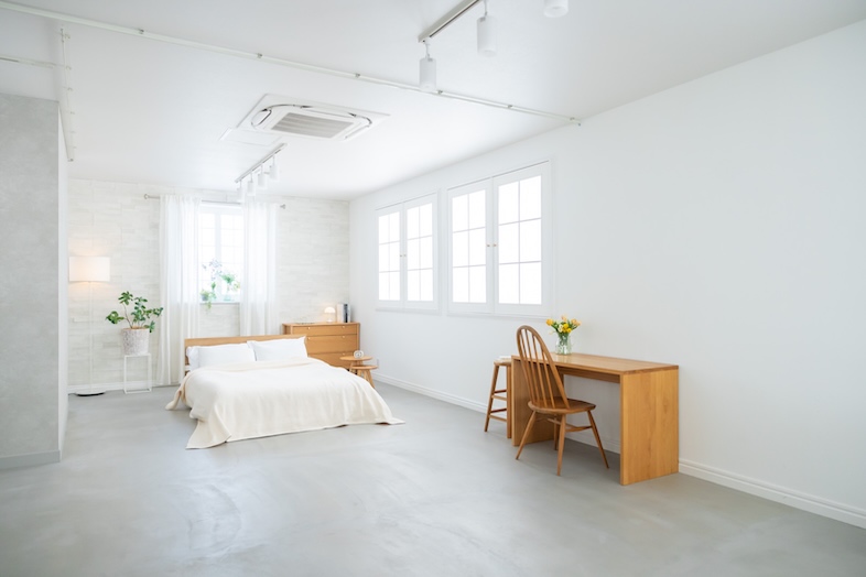 スタジオマド小岩｜【2F】白壁とナチュラルな木製家具が調和したベッドルームの引き画