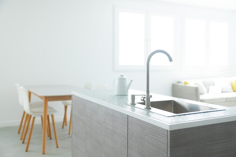 スタジオマド小岩｜【2F】可動式のダミーキッチンのシンクエリア｜水回りシーン、食器・洗剤・ハンドケア商品の撮影に