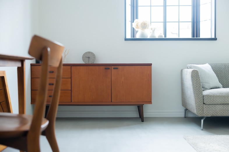 スタジオマド小岩｜【2F】木の質感×自然光が美しいため、インテリア雑貨・家電・化粧品などの小物スタイリング撮影の背景に最適