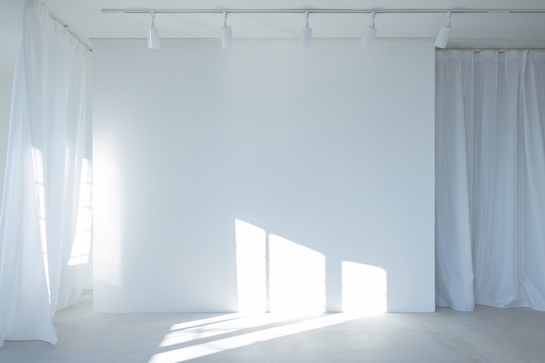 スタジオマド小岩｜【2F】カーテンでシンプルな背景を延長
