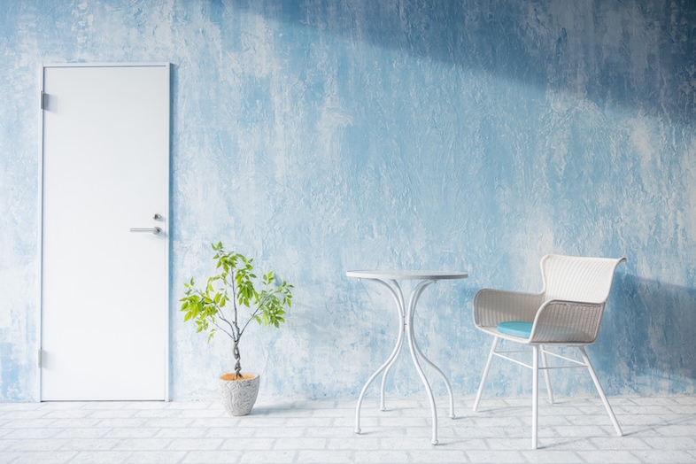 スタジオマド小岩｜【1階】ブルー系テクスチャ壁と家具のレイアウトはポートレートやナチュラル商品撮影にうってつけ