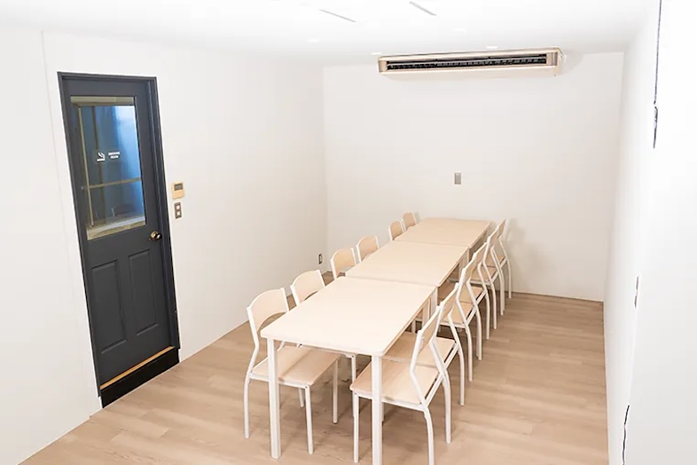 【1F】共有スペースは控室や撮影前のミーティング場所として活用可能