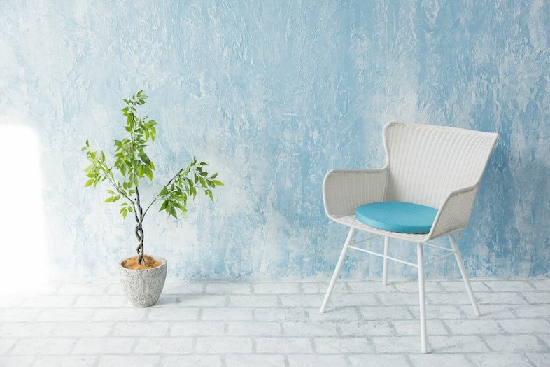 スタジオマド小岩｜【1F】デザイン塗装を施したブルーの壁面と石畳調の床の構成は、人物撮影・商品撮影ともに使いやすい背景