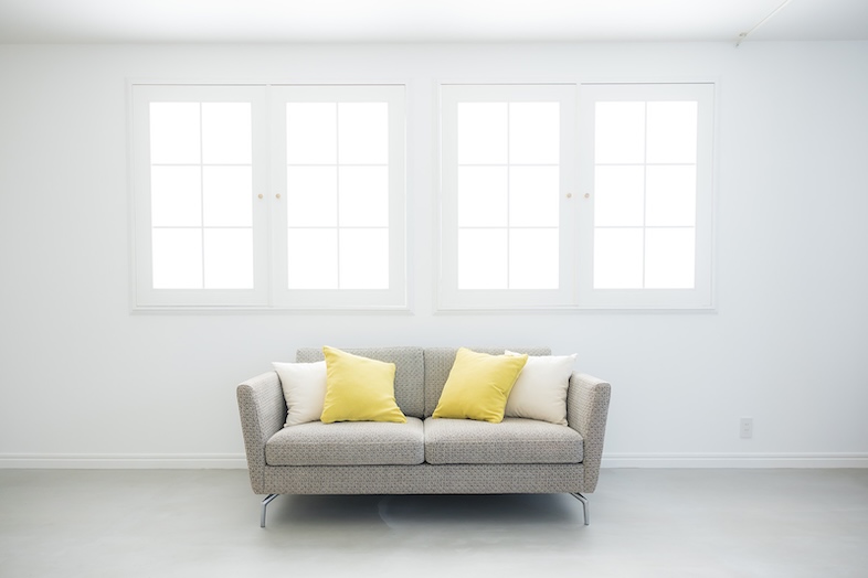 スタジオマド小岩｜【2F】窓からの柔らかな自然光を背にしたソファ正面カットはインタビューやファミリー設定のシーンにおすすめ