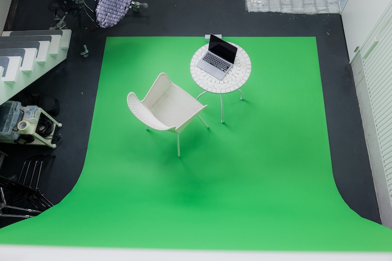 スタジオマド小岩｜【1階】グリーンバック常設エリアは椅子1脚を置いても影が出にくく、人物収録にピッタリ