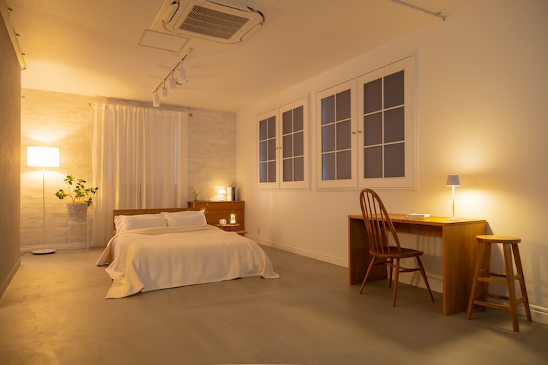 スタジオマド小岩｜【2F】窓を遮光してナイトシーンの撮影が可能です