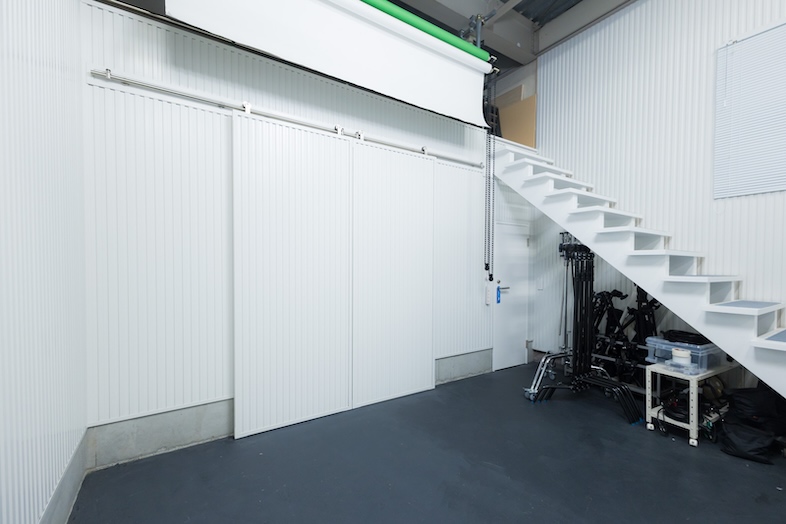 スタジオマド小岩｜【1階】白壁＋可動パネル面は商品撮影や背景差し替えての撮影にピッタリ