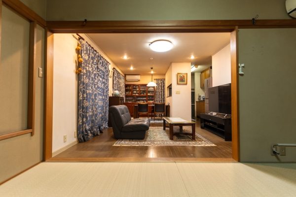 【1F】和室からリビングダイニングを見た構図