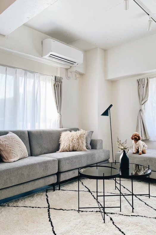 EBISU HOUSE｜グレーのソファとクッションが並ぶリビングスペース