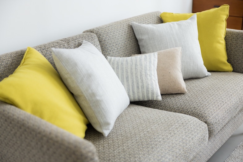 スタジオマド小岩｜【備品】動画対談やアパレル撮影にも使えるソファやクッション