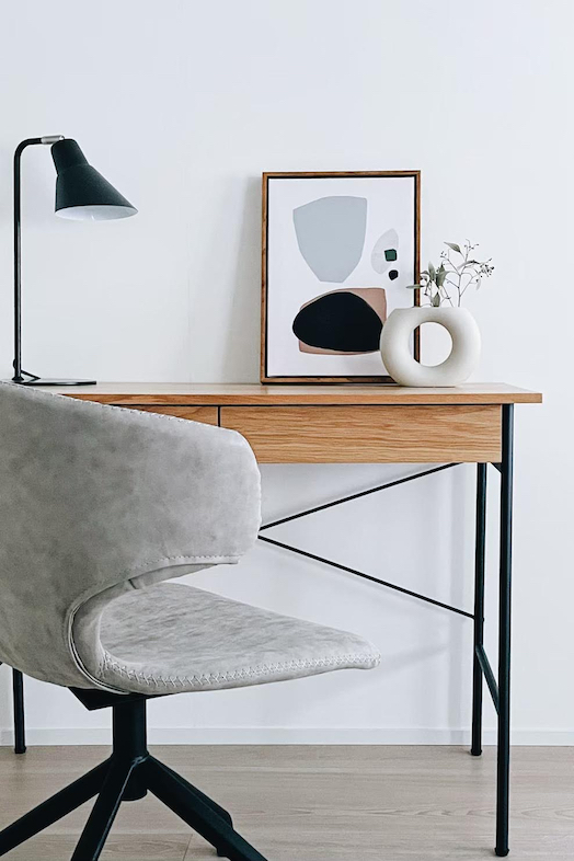 EBISU HOUSE｜白壁と木製デスクの組み合わせがナチュラルなワークスペース