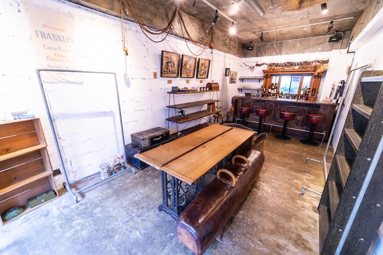 GOBLIN.原宿BAR&GALLERY店｜ヴィンテージ調でコンクリート床のクールな空間
