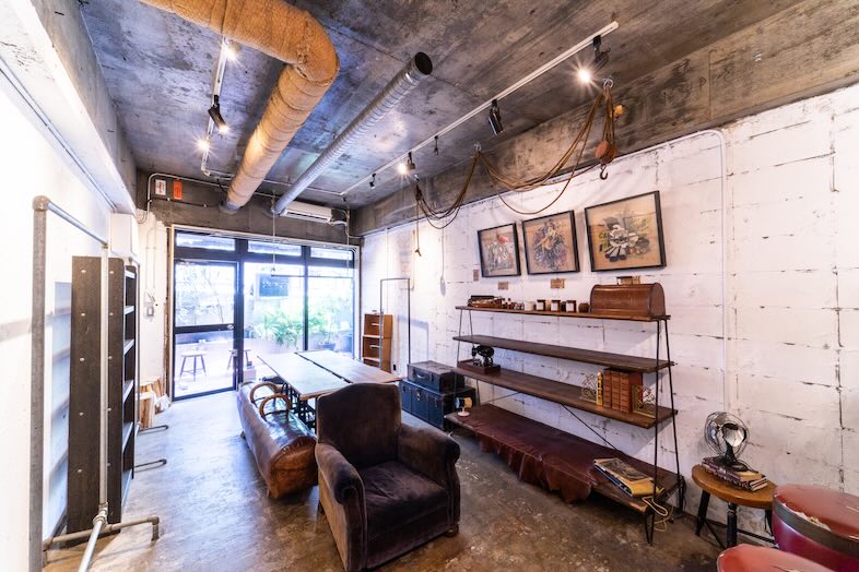 GOBLIN.原宿BAR&GALLERY店｜コンクリートを基調としたヴィンテージ調のスペース