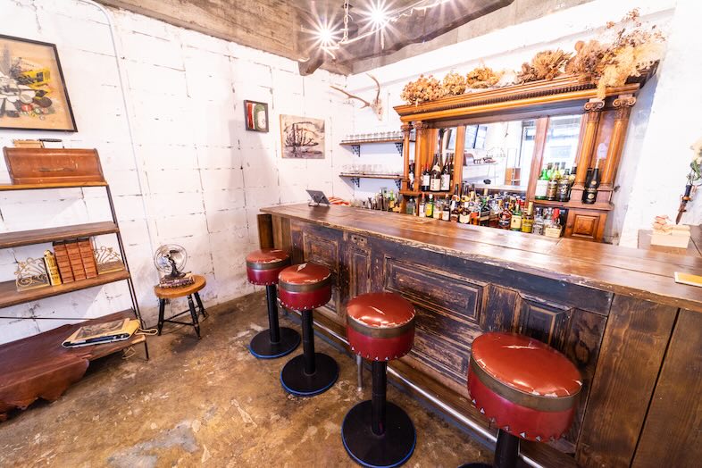 GOBLIN.原宿BAR&GALLERY店｜雰囲気のあるバーカウンター