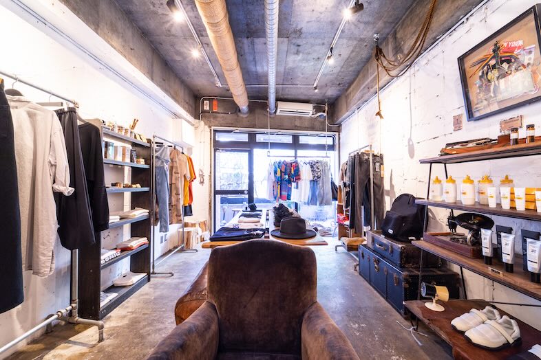 GOBLIN.原宿BAR&GALLERY店｜窓から自然光が差し込みます