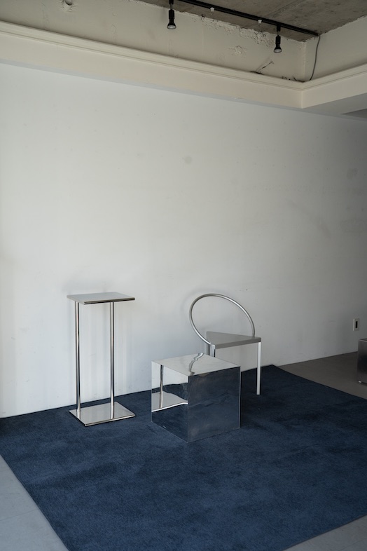 神南CLspace/QFgallery｜【5F / CLspace】青ラグとシルバー家具を取り入れた、スタイリッシュなコーディネートも可能