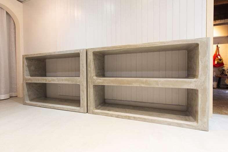 GOBLIN.原宿BAR&GALLERY店｜モルタル調の棚