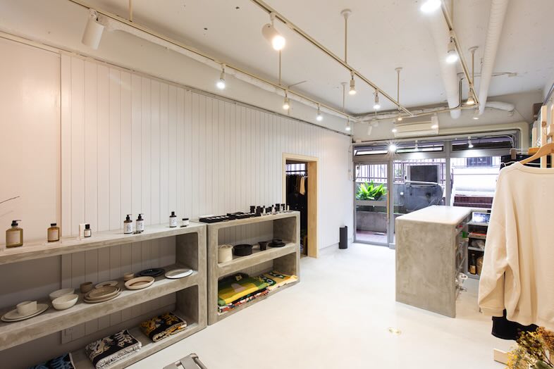 GOBLIN.原宿BAR&GALLERY店｜天井のレールライトが空間全体を明るく照らします