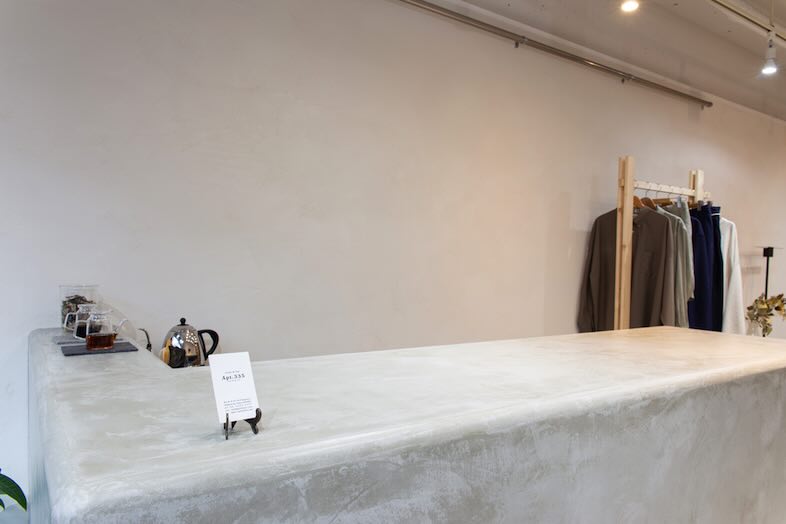 GOBLIN.原宿BAR&GALLERY店｜モルタル調のカウンター