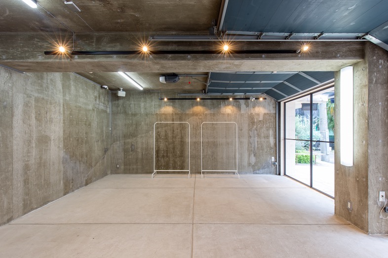 GOBLIN.神宮前GARAGE店｜無骨なインダストリアル空間が印象的なエントランス