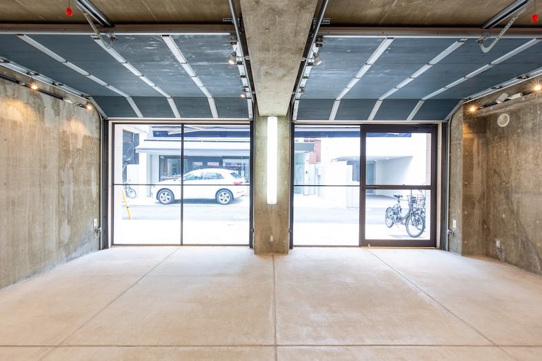 GOBLIN.神宮前GARAGE店｜開放感ある天井と無骨な壁面、路面の喧騒が被写体を一層引き立てます