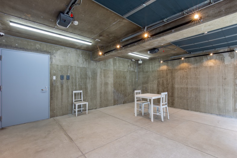 GOBLIN.神宮前GARAGE店｜無彩色で構成された空間はライティング次第でクールにも柔らかくもなるため、商品撮影やポートレートにおすすめ