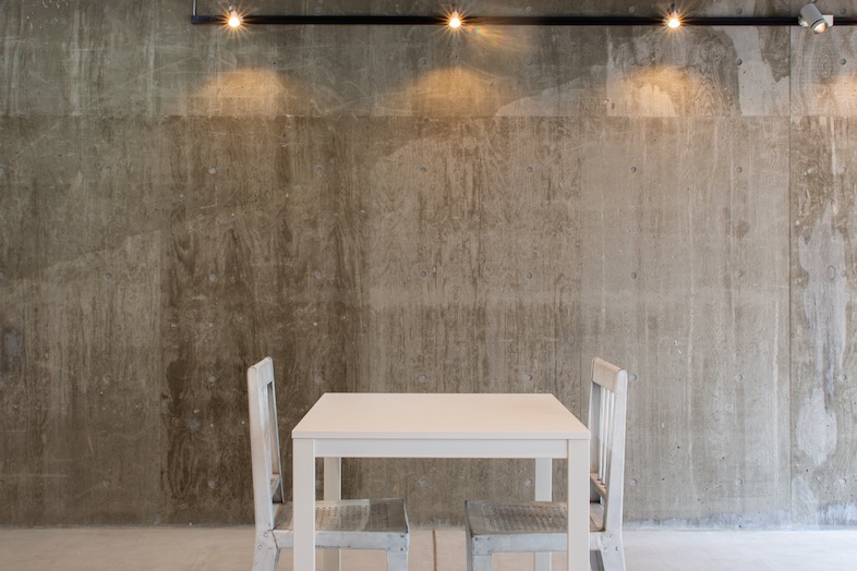 GOBLIN.神宮前GARAGE店｜商品や料理を置いても画になるテーブルセットは、ブランド撮影やカフェシーンの演出に最適