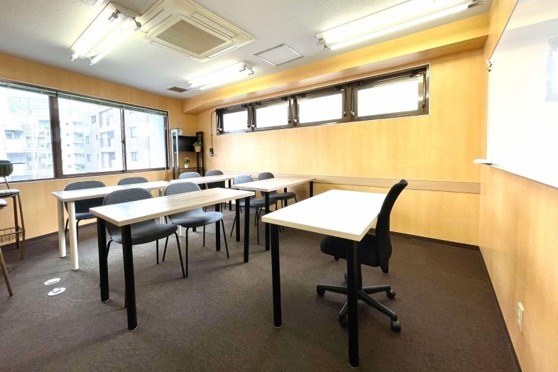 【会議室A】会議室には、ホワイトボードや机椅子が複数あり、教室形式にもアレンジ可能