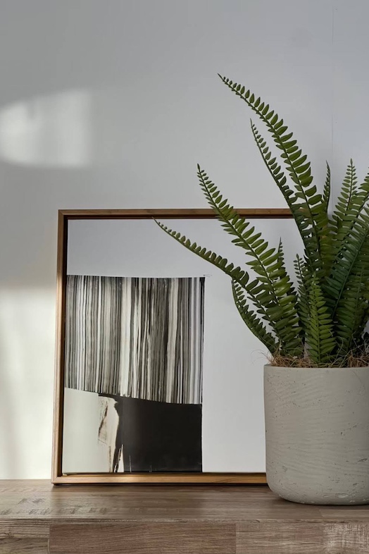 EBISU HOUSE｜木製キャビネットの上に鏡と植物が置かれたスペース