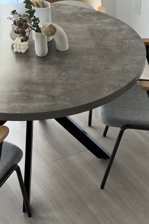 EBISU HOUSE｜丸いダイニングテーブルと椅子が並ぶスペースは語らいシーンや商品撮影に◎