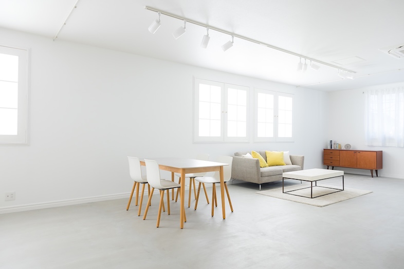 スタジオマド小岩｜【2F】ダイニングとソファを収めたリビング全景は、ライフスタイル撮影や対談・商品使用シーンに最適