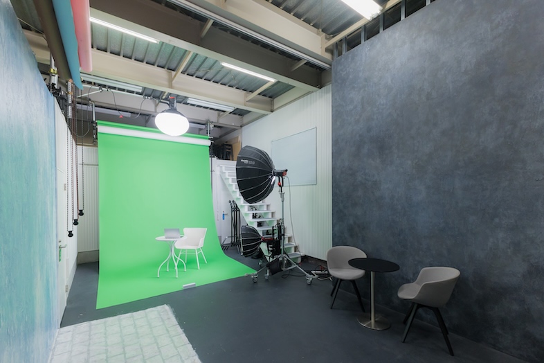 スタジオマド小岩｜【1階】クロマキー合成と背景撮影を切り替えて使える