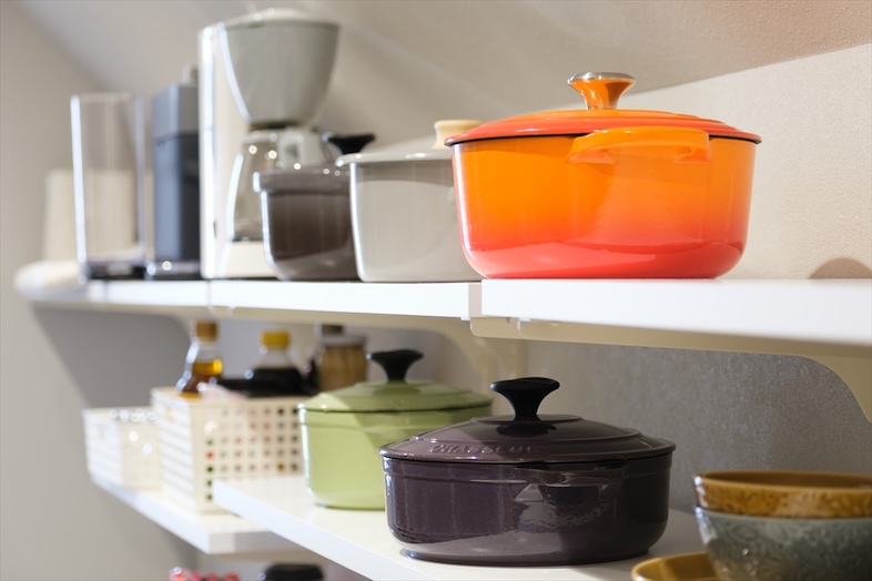 【2階パントリー】鍋や調理器具類が充実