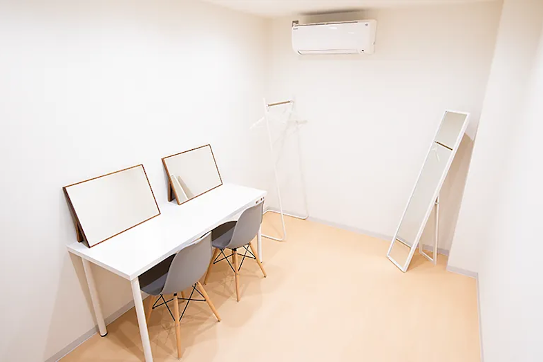 【2F_控室（中）2部屋】同じフロアにお着替えができる控室完備