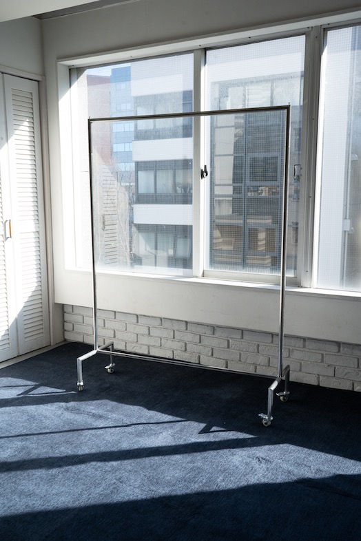 神南CLspace/QFgallery｜【5F / CLspace】ブルーラグと備品のハンガーラック