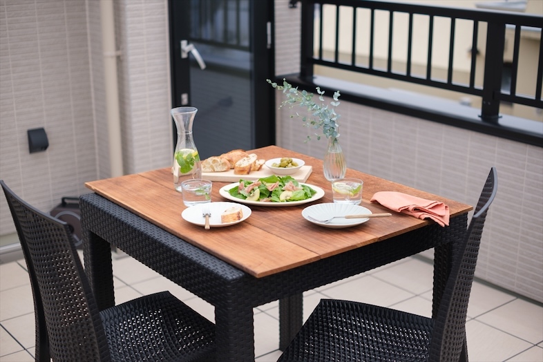 【屋上テラス】天板を使用すればテラスでの華やかな食事シーンが撮れます