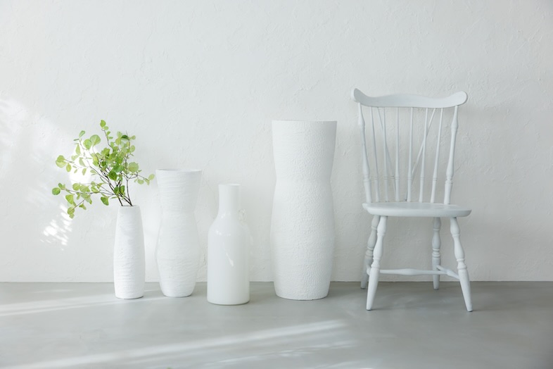 スタジオマド小岩｜【備品】商品撮影にフィットするホワイトチェア、フラワーベース